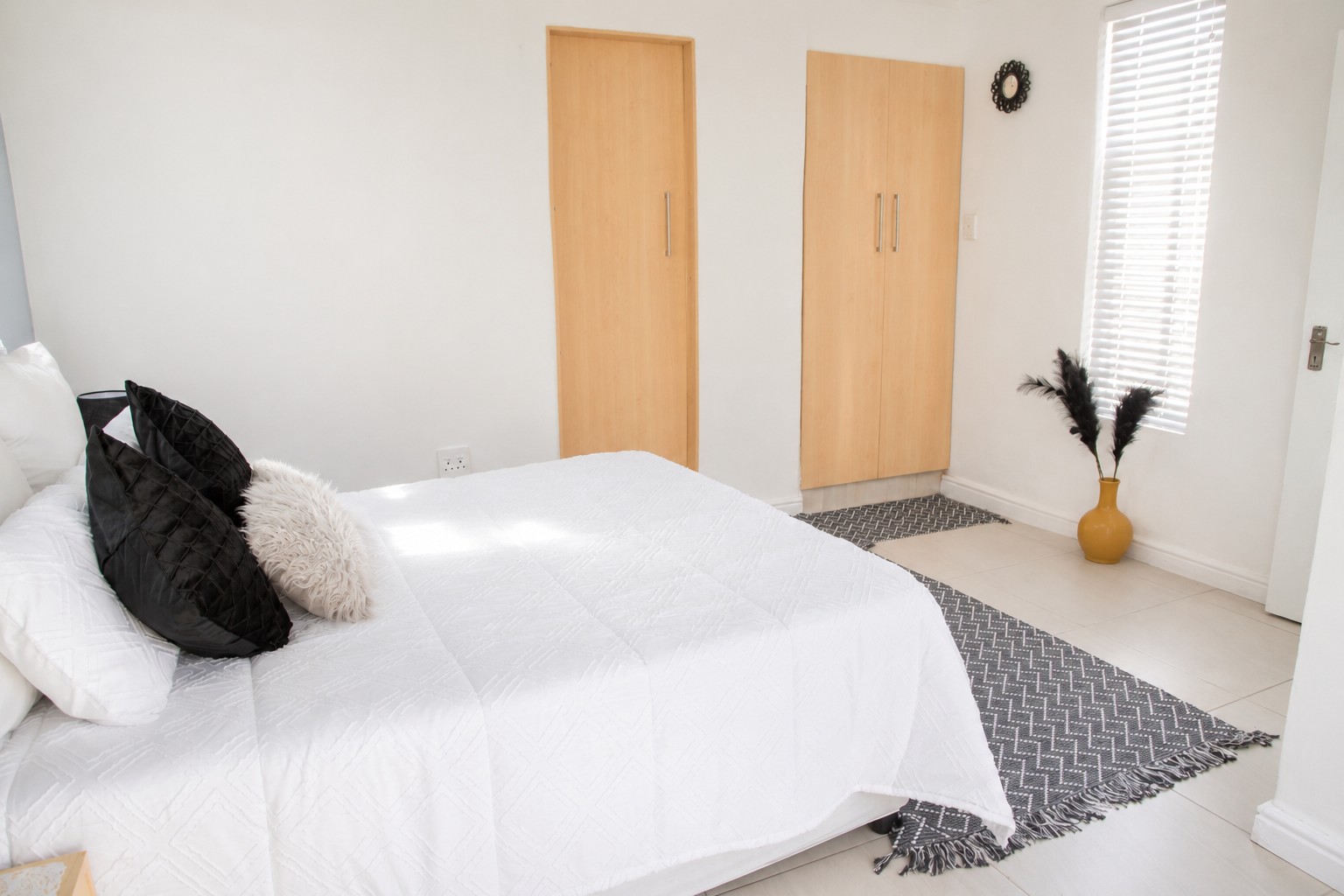 Second sleeping area with white linen